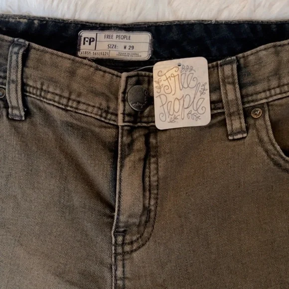 Free People Distressed Skinny Jeans Olive
Brown Frayed Hem Size 29 NWT - Picture 3 of 5